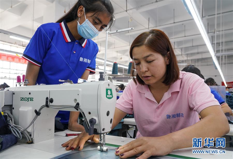 (决战决胜脱贫攻坚·图文互动)(1)纺织女工进城记