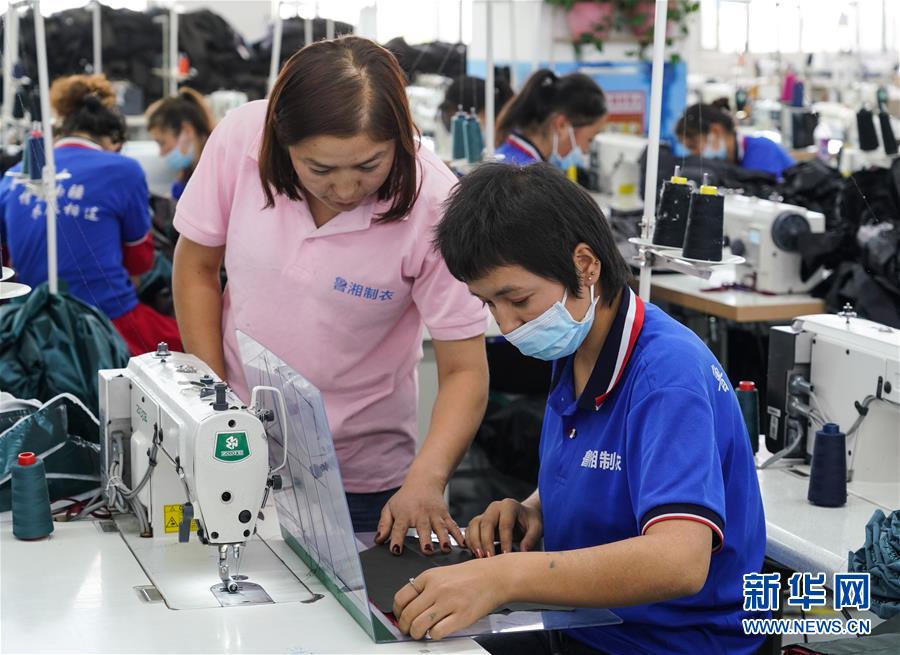 (决战决胜脱贫攻坚·图文互动)(2)纺织女工进城记