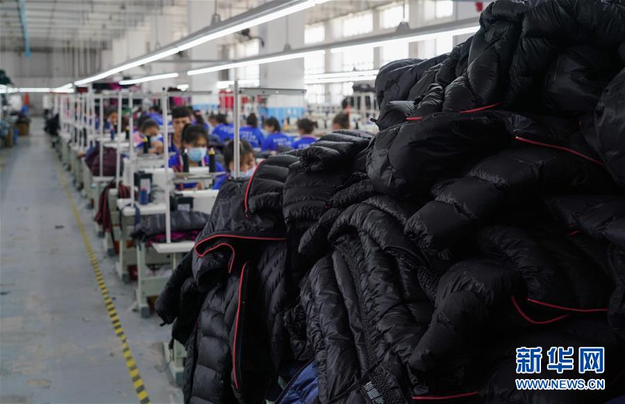 (决战决胜脱贫攻坚·图文互动)(3)纺织女工进城记