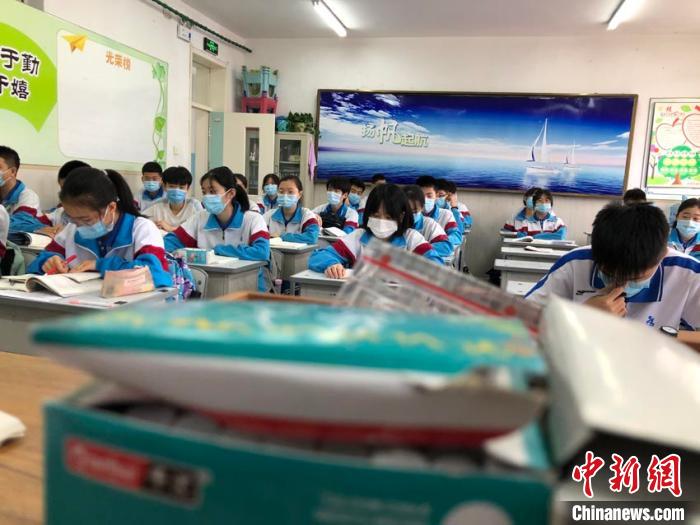吉林市初三学生二次复课:校园再传读书声
