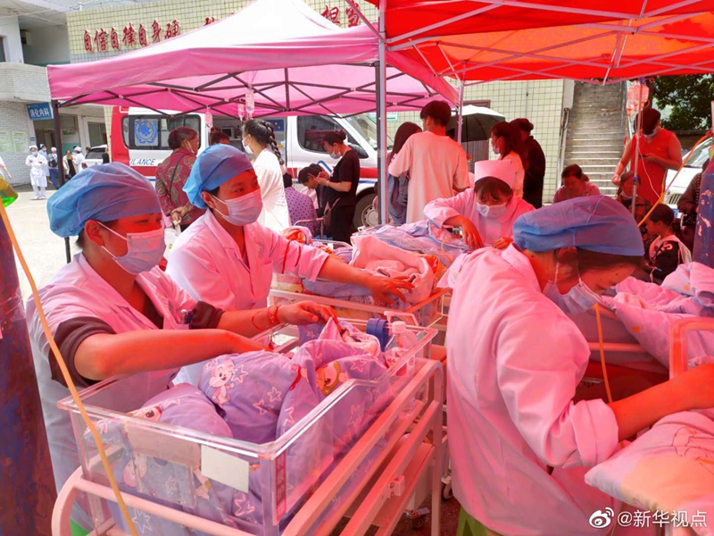 贵州省毕节市赫章县发生4.5级地震 医护人员逆行守护新生儿
