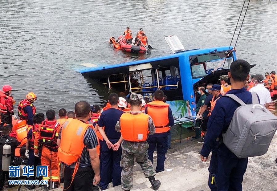 （社會）貴州安順公交車墜入虹山湖水庫致21人死亡15人受傷