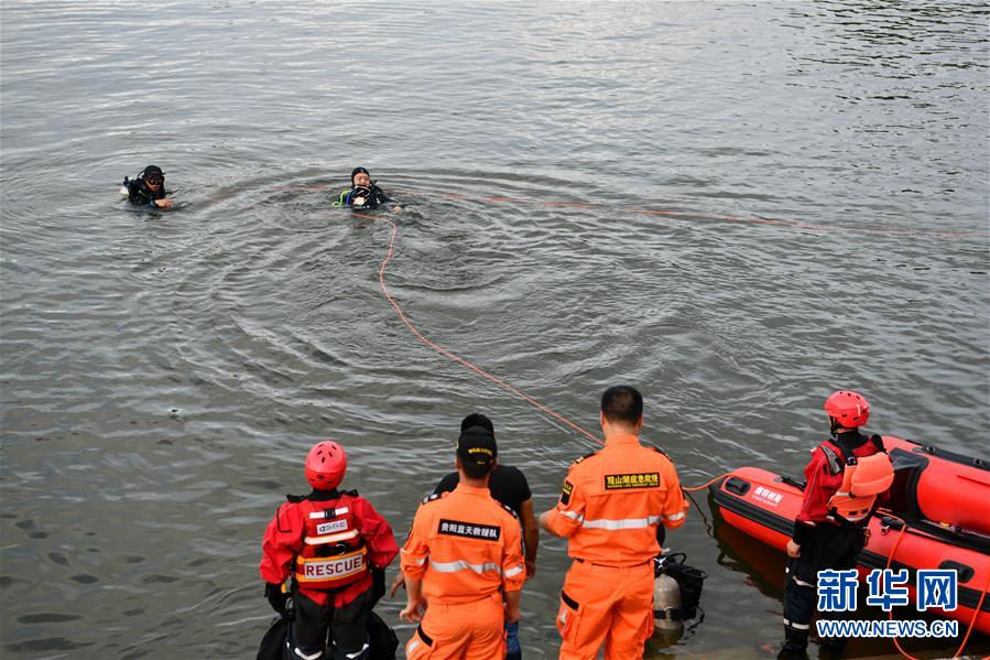 （社会）（3）贵州安顺公交车坠入虹山湖水库致21人死亡15人受伤