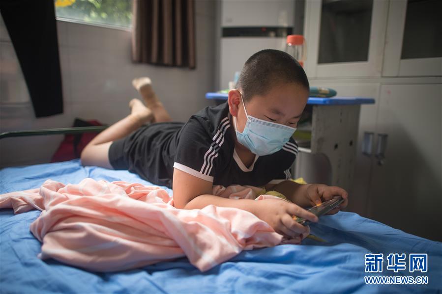 (防汛抗洪·图文互动)(1)为人民生命安全撑起“安全伞”——湖北紧急转移安置受灾群众速写