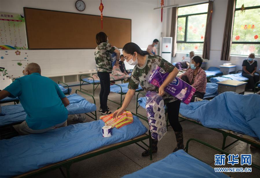 (防汛抗洪·图文互动)(2)为人民生命安全撑起“安全伞”——湖北紧急转移安置受灾群众速写