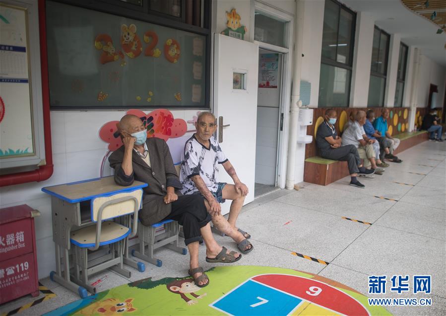 (防汛抗洪·图文互动)(3)为人民生命安全撑起“安全伞”——湖北紧急转移安置受灾群众速写