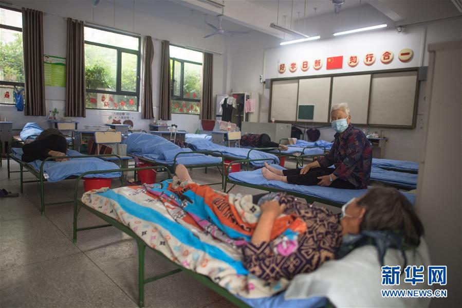 (防汛抗洪·图文互动)(4)为人民生命安全撑起“安全伞”——湖北紧急转移安置受灾群众速写