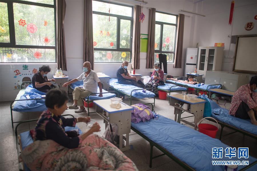 (防汛抗洪·图文互动)(6)为人民生命安全撑起“安全伞”——湖北紧急转移安置受灾群众速写