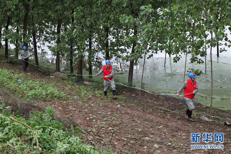 (图文互动)(2)抢险!群众的安全高于一切——湖北统筹部署紧急应对洪涝灾害