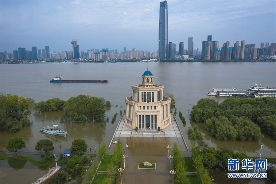 （防汛抗洪）（1）长江中下游洪水洪峰顺利通过汉口江段