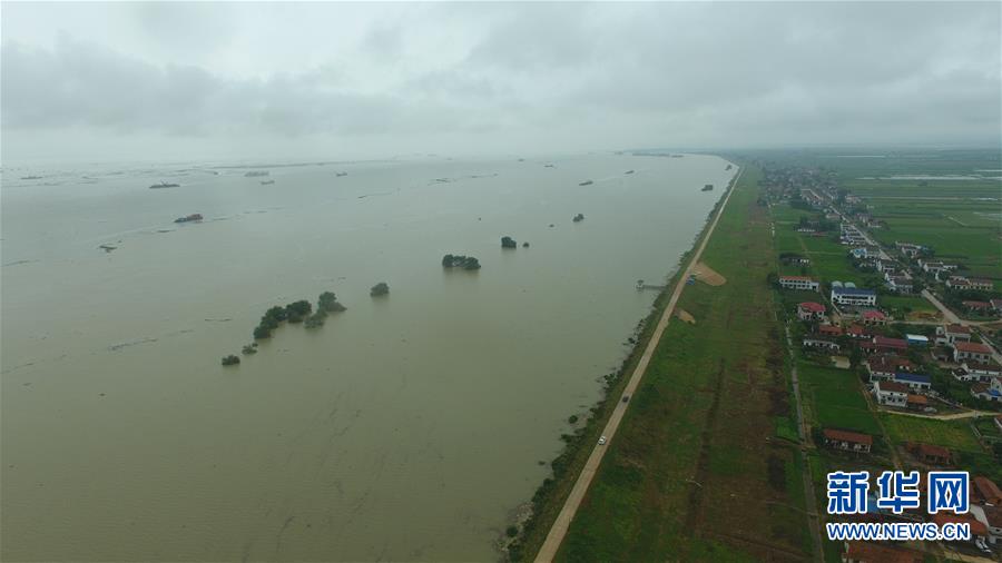 (防汛抗洪·图文互动)(5)“险情不可怕,可怕的是不能及时发现险情”——洞庭湖巡堤查险现场直击