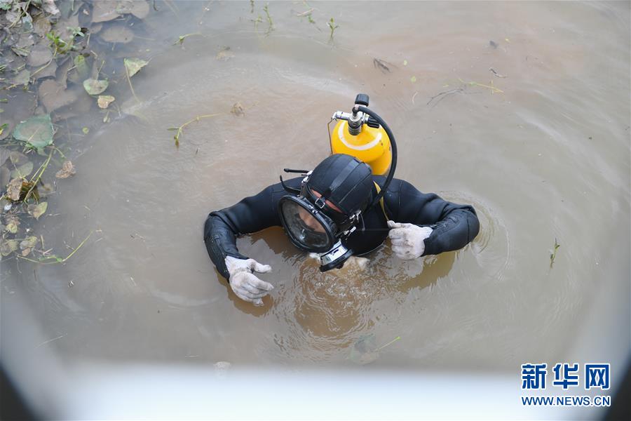 （防汛抗洪·圖文互動）（1）洞庭“蛙人”：在水下10米打響家園保衛戰