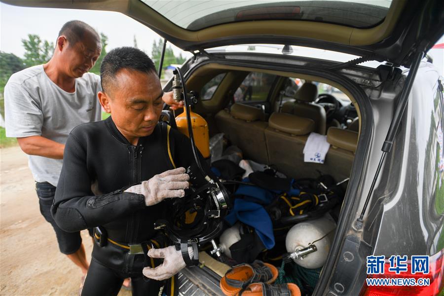 （防汛抗洪·图文互动）（5）洞庭“蛙人”：在水下10米打响家园保卫战