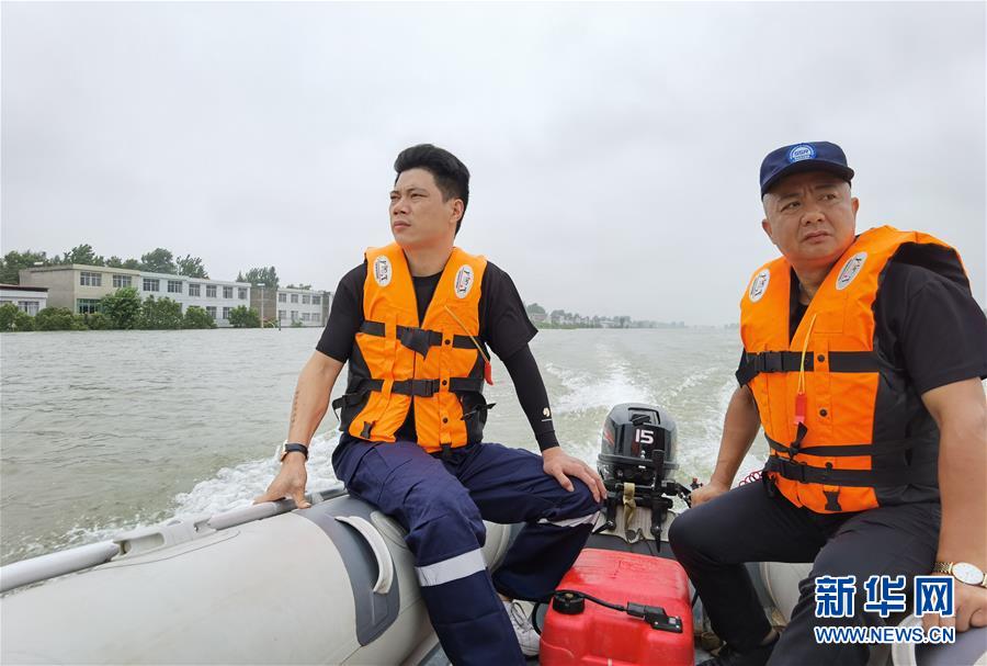 (防汛抗洪·一线人物·图文互动)(2)万家灯火明 坝上有神兵——安徽宿松长江大堤上的“守护者联盟”群像