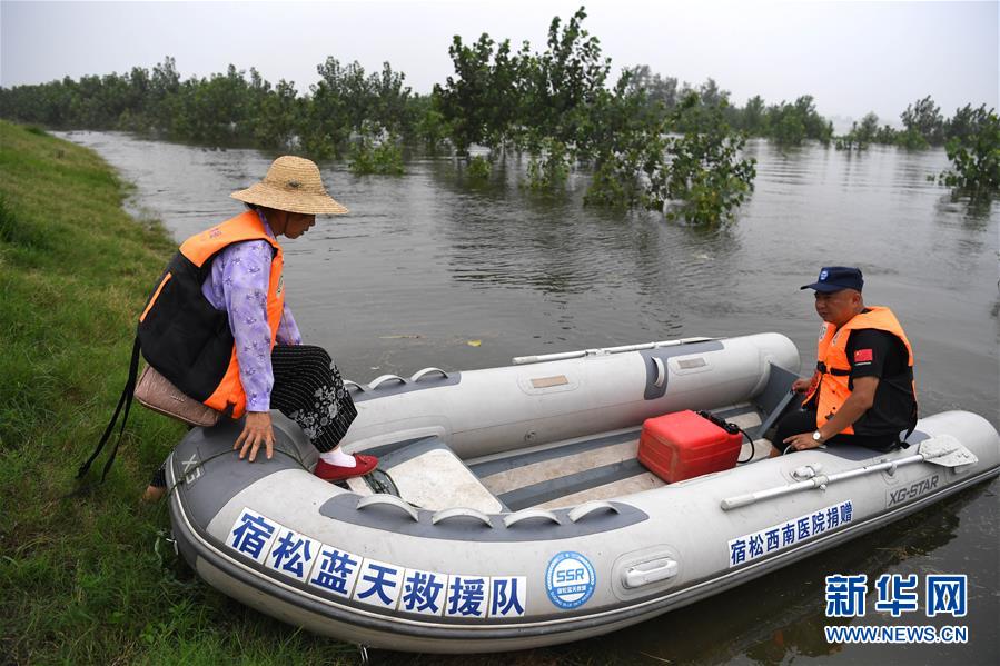 (防汛抗洪·一线人物·图文互动)(3)万家灯火明 坝上有神兵——安徽宿松长江大堤上的“守护者联盟”群像