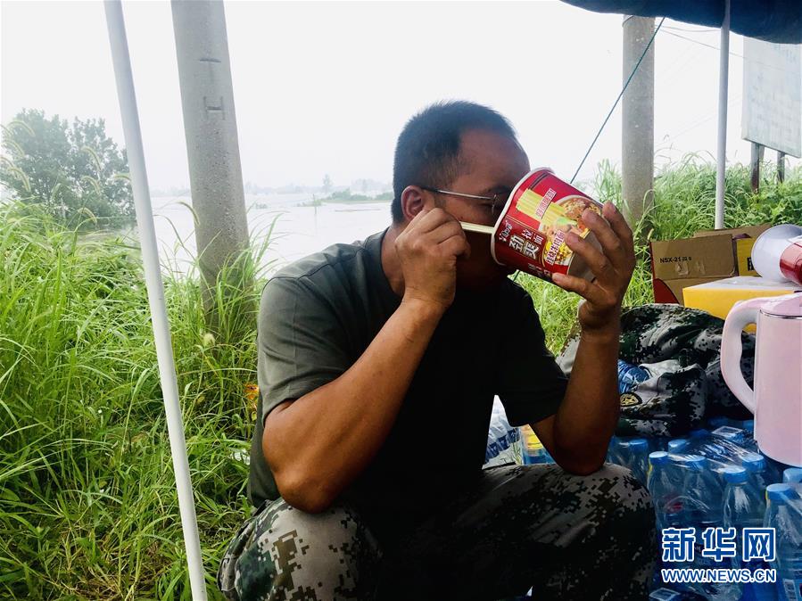 (防汛抗洪·一线人物·图文互动)(1)万家灯火明 坝上有神兵——安徽宿松长江大堤上的“守护者联盟”群像