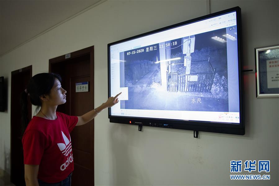 (防汛抗洪·图文互动)(5)在大堤上成长,为人民守护——洪水中的青年“生力军”