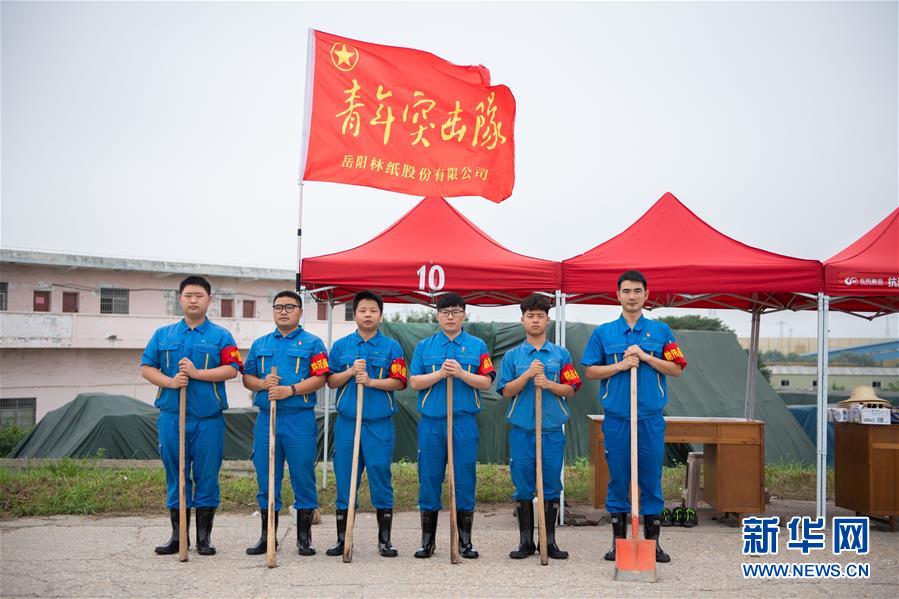 (防汛抗洪·图文互动)(8)在大堤上成长,为人民守护——洪水中的青年“生力军”