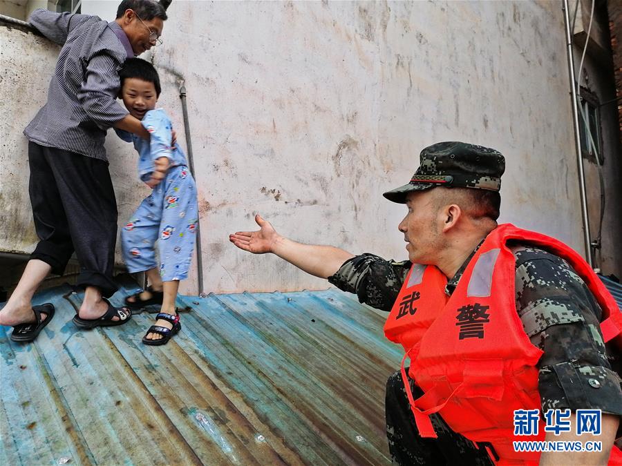 (防汛抗洪·图文互动)(6)解放军和武警抗洪抢险部队各级党组织充分发挥战斗堡垒作用