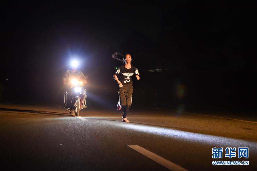 (体育·图文互动)(4)父爱如灯 伴我奔跑