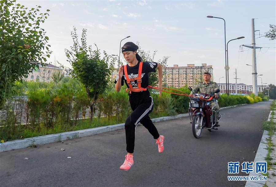 (体育·图文互动)(9)父爱如灯 伴我奔跑