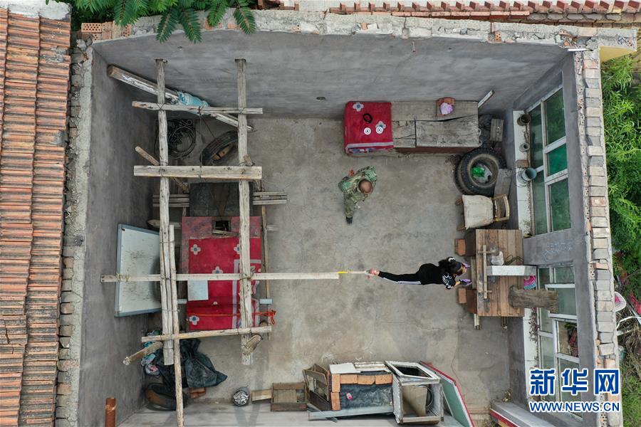 (体育·图文互动)(11)父爱如灯 伴我奔跑