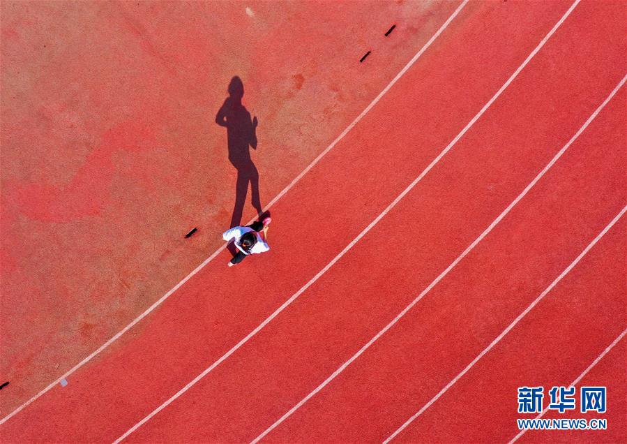 (体育·图文互动)(20)父爱如灯 伴我奔跑