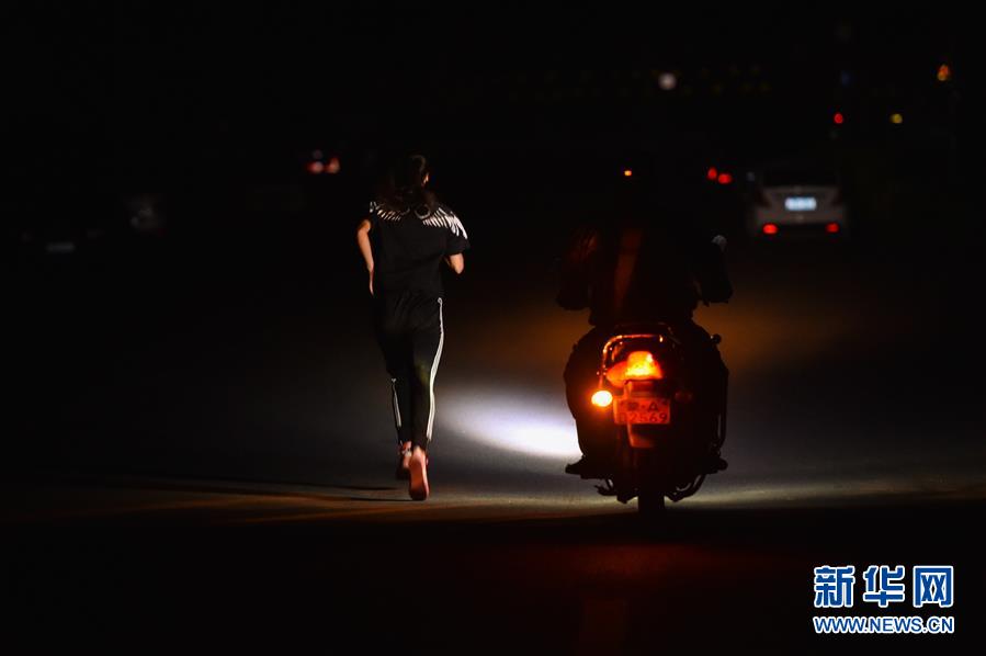 (体育·图文互动)(23)父爱如灯 伴我奔跑