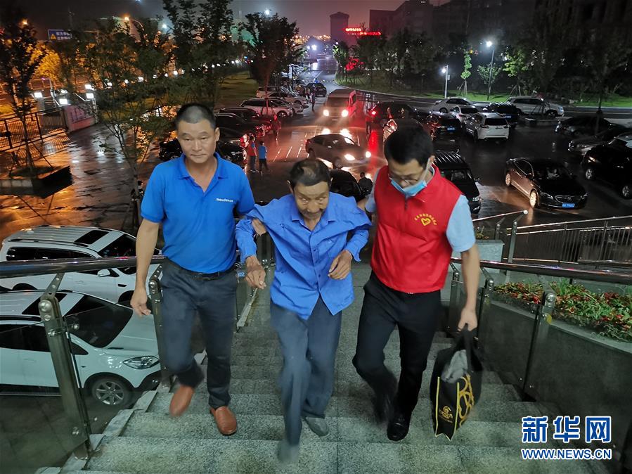 (防汛抗洪·图文互动)(3)洪水来袭,铜锣声在千年古镇的雨夜响起