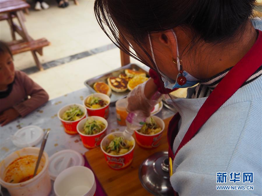 (决战决胜脱贫攻坚·图文互动)(1)德吉村里找幸福