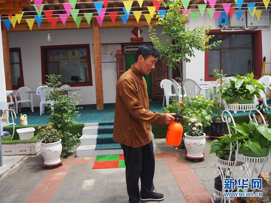 (决战决胜脱贫攻坚·图文互动)(2)德吉村里找幸福