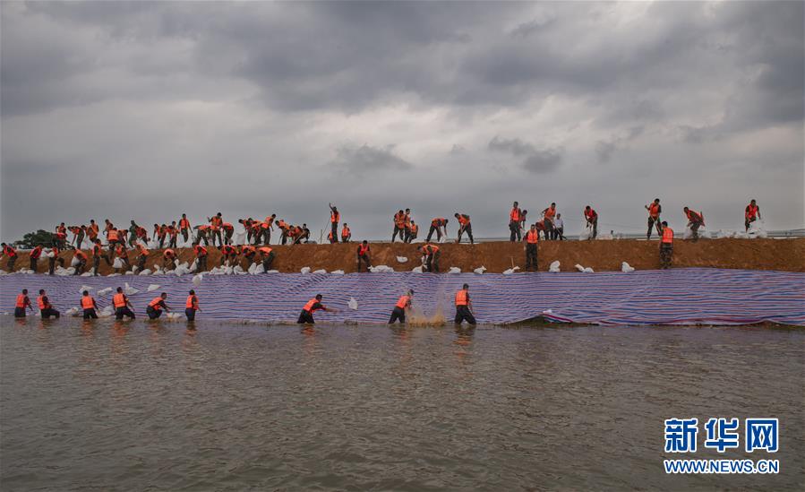 (防汛抗洪·图文互动)(1)抗洪长堤上的“三件宝”
