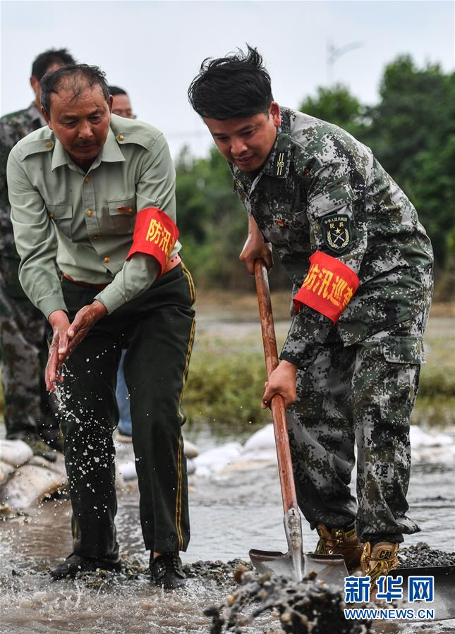 (防汛抗洪·图文互动)(1)长江大堤上的“父子之约”