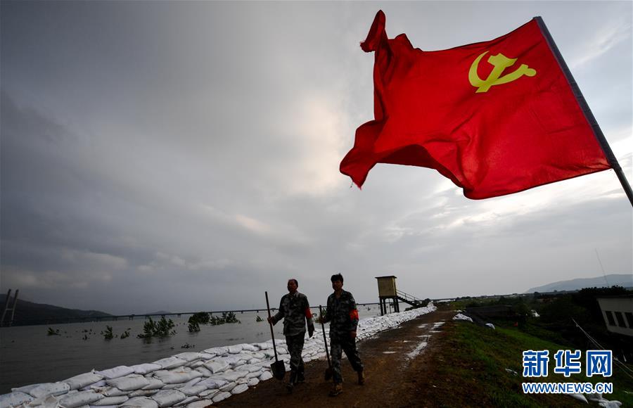 (防汛抗洪·图文互动)(4)长江大堤上的“父子之约”