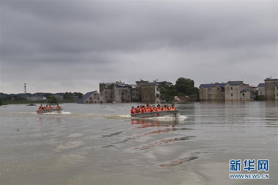 (防汛抗洪·图文互动)(3)穿梭“孤岛”的火箭军医疗队