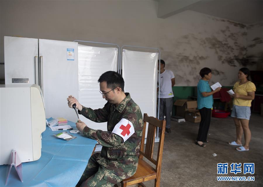 (防汛抗洪·图文互动)(4)穿梭“孤岛”的火箭军医疗队