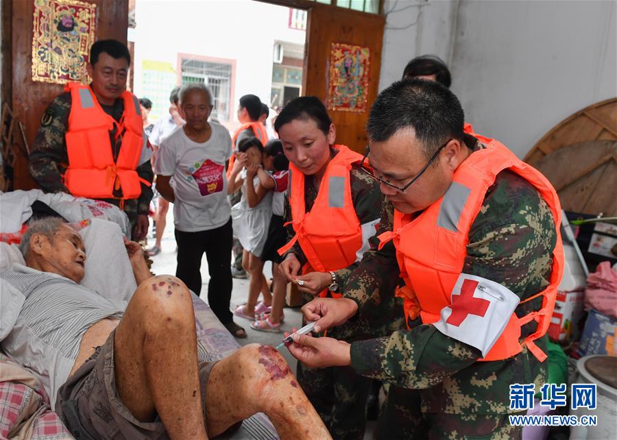 (防汛抗洪·图文互动)(5)穿梭“孤岛”的火箭军医疗队