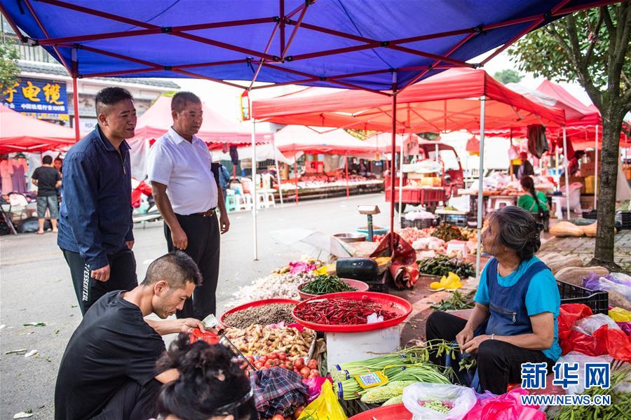 (新华全媒头条·图文互动)(4)脱下军装,奔赴没有硝烟的“战场”——贵州“兵支书”脱贫攻坚一线显身手