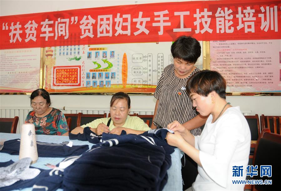 (决战决胜脱贫攻坚·图文互动)(1)内蒙古河套:一双巧手、一副棒针、一团毛线打造贫困户“炕头经济”