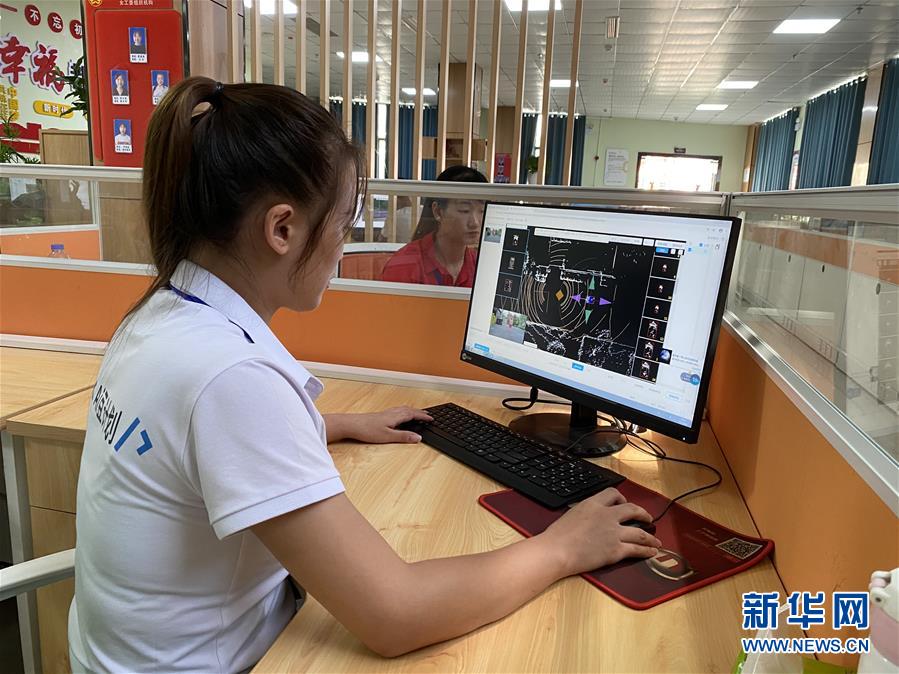 （落实&ldquo;六稳&rdquo;&ldquo;六保&rdquo;一线见闻&middot;图文互动）（2）易地搬迁户有了新身份&mdash;&mdash;贵州万山扶贫安置点巧打&ldquo;就业牌&rdquo;