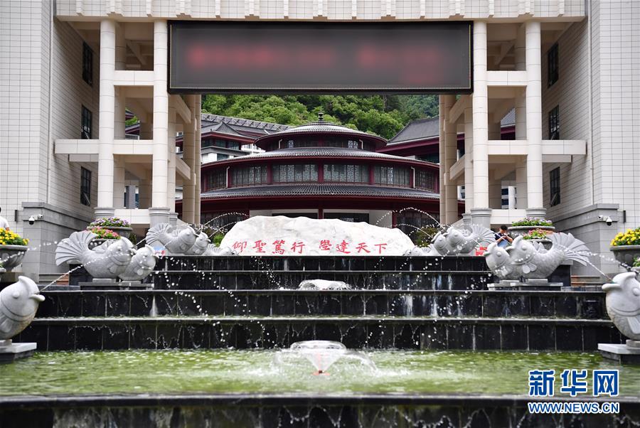 (新华视点·图文互动)(3)学校建漂亮点本无错,为何这所“豪华中学”让人困惑?