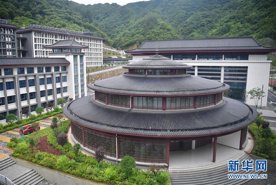 (新华视点·图文互动)(4)学校建漂亮点本无错,为何这所“豪华中学”让人困惑?