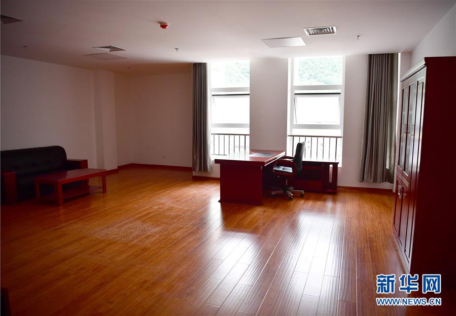 (新华视点·图文互动)(6)学校建漂亮点本无错,为何这所“豪华中学”让人困惑?