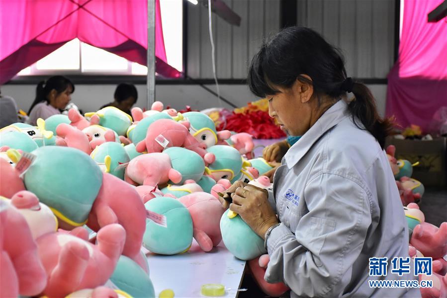 (决战决胜脱贫攻坚·图文互动)(2)勤英“三板斧” 劈开山窝窝