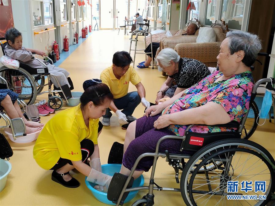 （走向我们的小康生活&middot;图文互动）（3）北京&ldquo;老有所养&rdquo;的床边、身边、周边事