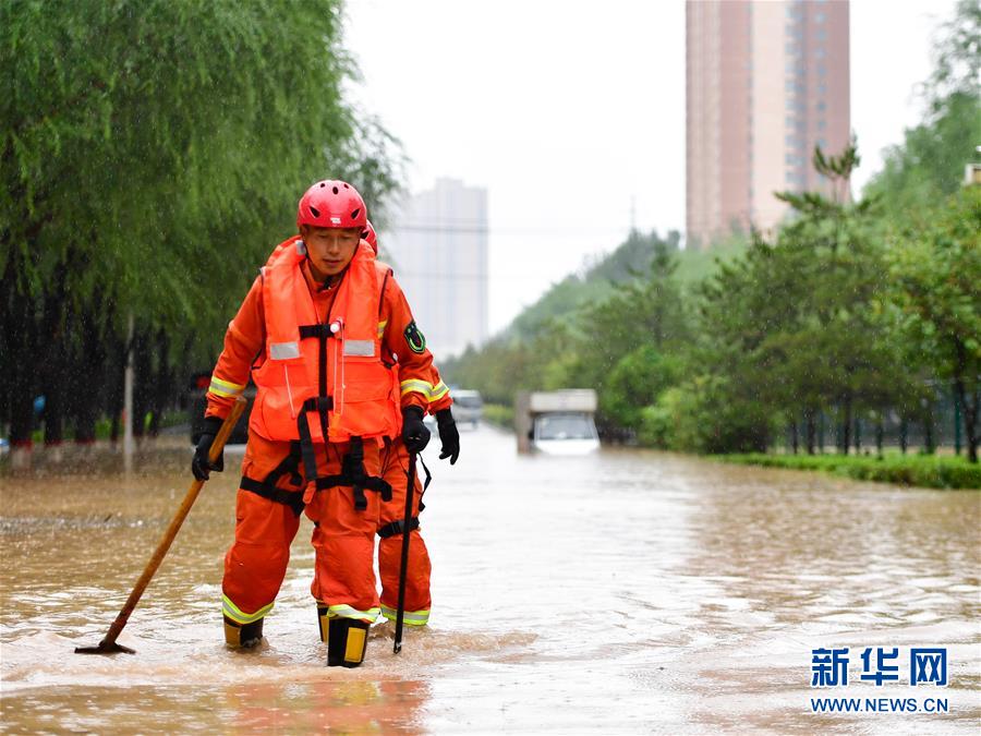 （社会）（1）青海西宁：强降水引发城市积水