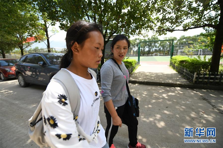 （热点鲜报·图文互动）（1）为了大凉山的下一代，她奔赴在助学路上