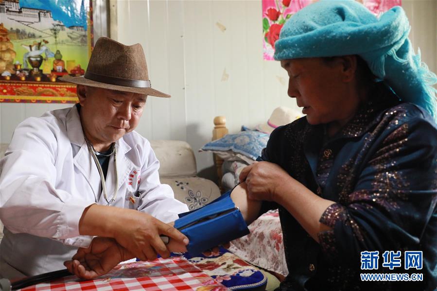 (图文互动)(2)村医斗拉加的坚守