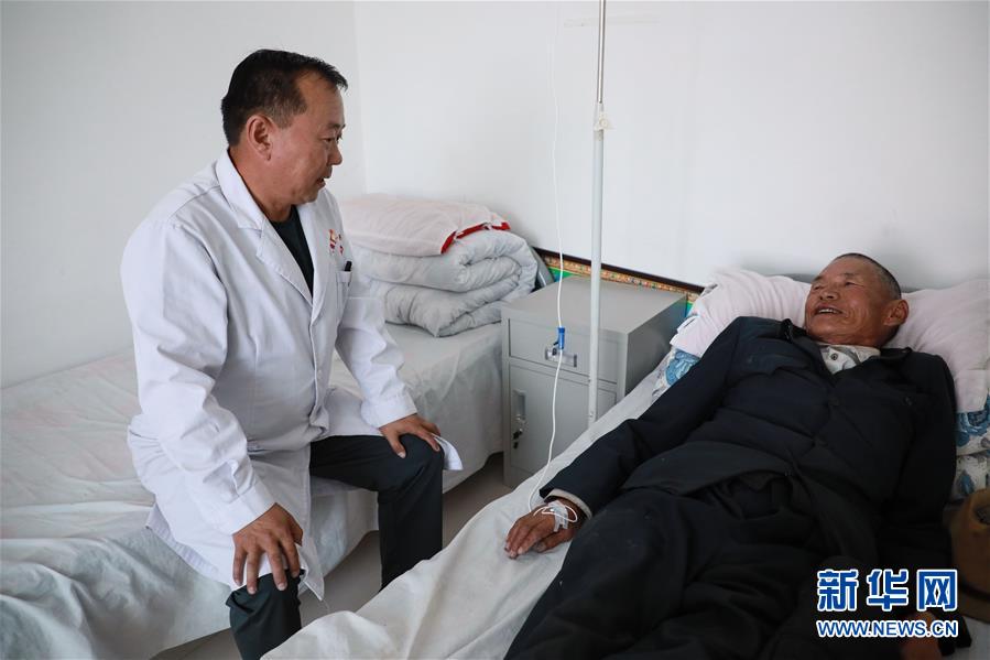 (图文互动)(3)村医斗拉加的坚守