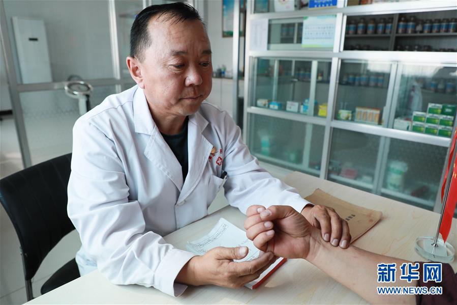(图文互动)(4)村医斗拉加的坚守